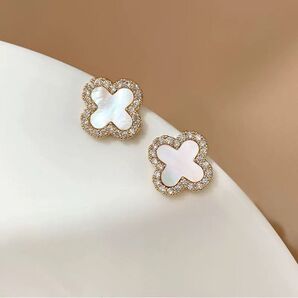 N028ノーブランド シェルクローバー キラキラ ホワイト イヤリング 痛くない 韓国 おしゃれ 結婚式 発表会 日常 通勤 上品