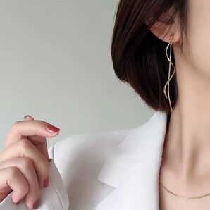N226揺れる 痛くない イヤリング ゴールド 韓国 おしゃれ エレガント 結婚式 二次会 上品 日常通勤 フォーマル カジュアル