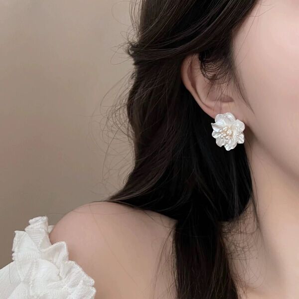 N222大粒 カメリア 痛くない 花イヤリング 高級感 上品 おしゃれ 韓国トレンド 華やか 結婚式 通勤 二次会 フォーマル