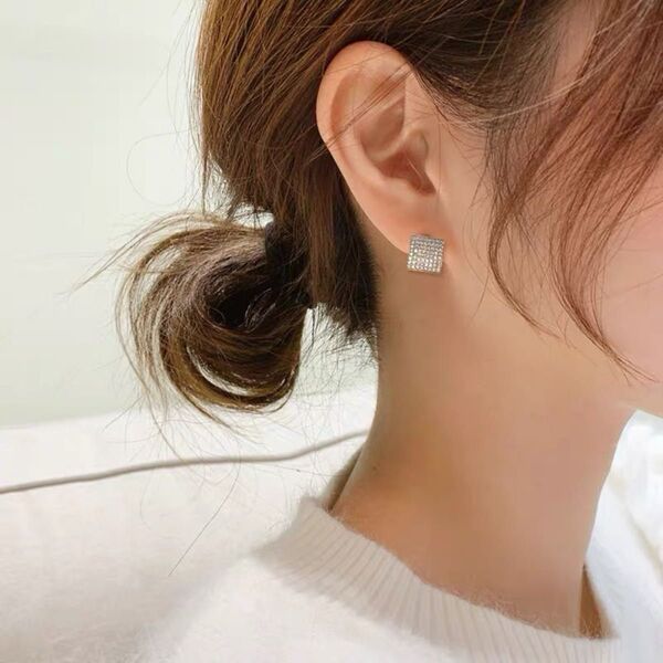 N095小ぶり 菱形 シルバー キラキラ 痛くない イヤリング 結婚式 発表会 上品 通勤 日常 おしゃれ 韓国 ブライダル