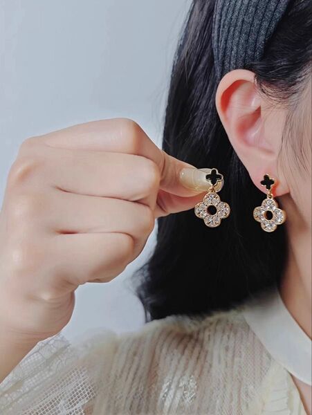 N231キラキラクローバー 四つ葉 揺れるイヤリング 痛くない 韓国おしゃれ 結婚式 ブライダル 通勤 上品 フォーマルカジュアル