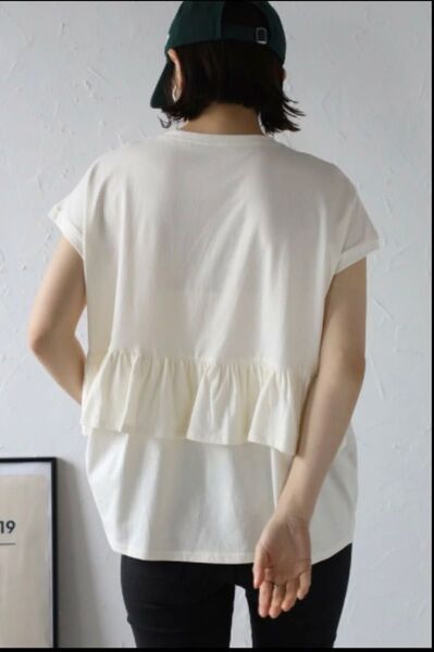 新品未使用タグ付きボンジュールサガンbonjour saganバックフリルTシャツMアイボリー半袖コットン綿100%体型カバー