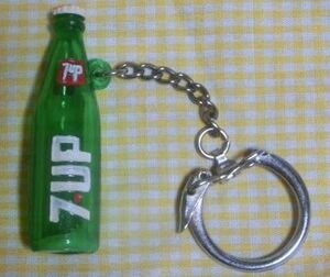 昭和 7up ビン型 キーホルダー 1個 プラスチック製 ジャンク扱 古 昔 レトロ 駄玩具 おまけ ガチャ ジュース