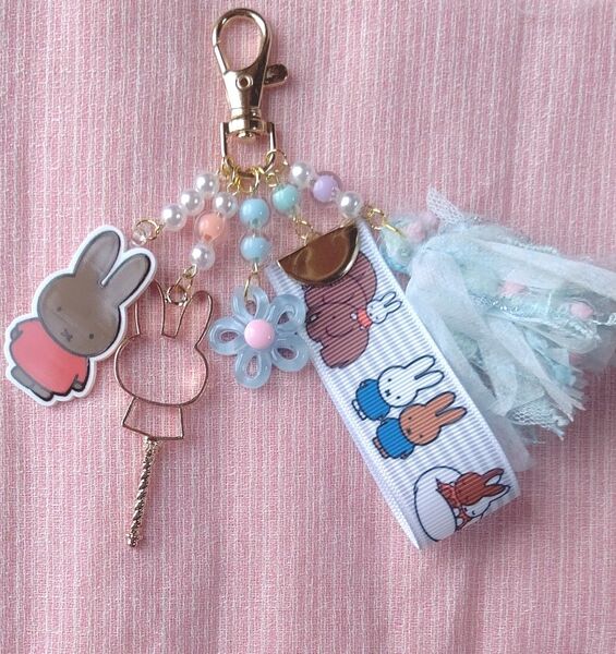 じゃらじゃらキーホルダー ミッフィー チャーム キーホルダー ハンドメイド アクリル タッセル ビーズ