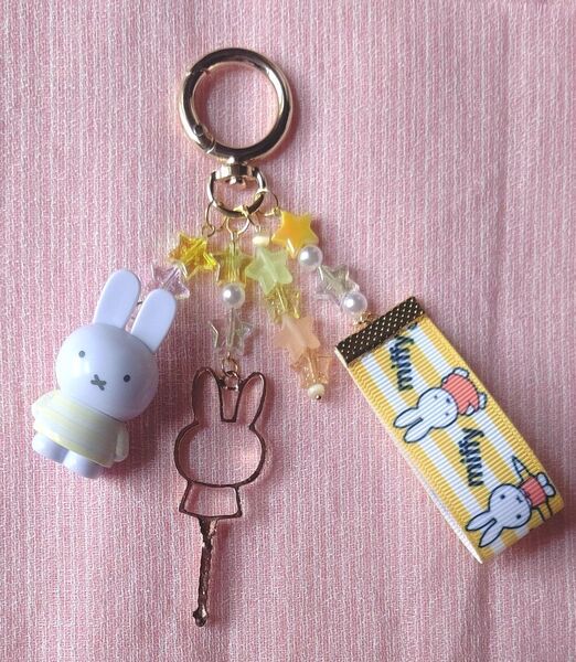 じゃらじゃらキーホルダー ミッフィー ハンドメイドキーホルダー 星 ビーズ チャーム イエローボーダー
