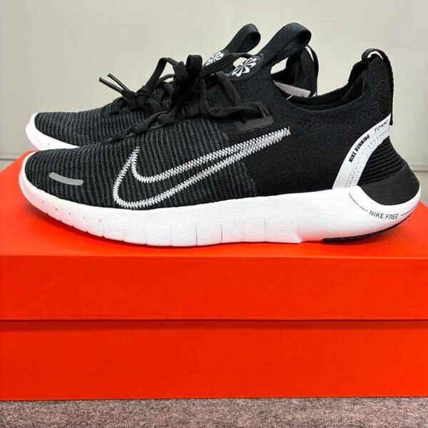 新品 NIKE ナイキ ランニングシューズ フライニット 23.5 ナイキシューズ