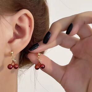 【新品未使用】チェリーピアス パール ゴールド 韓国風 小ぶり 大人可愛い