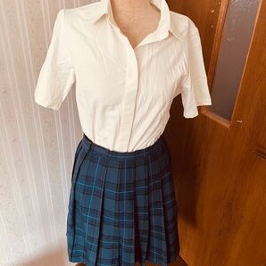制服のブラウスとスカート!