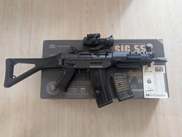 東京マルイ SG552 希少30連型マガジン、ドットサイト付き SIG 553