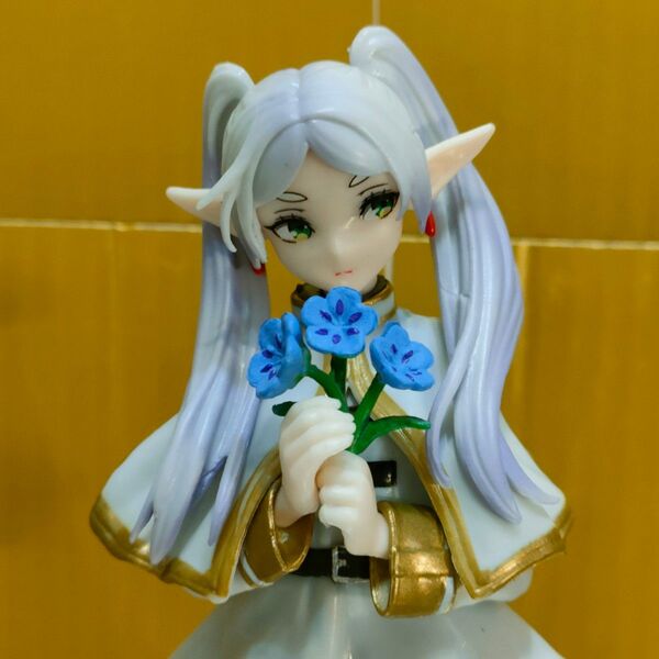 花束を捧げるエルフの魔法使い