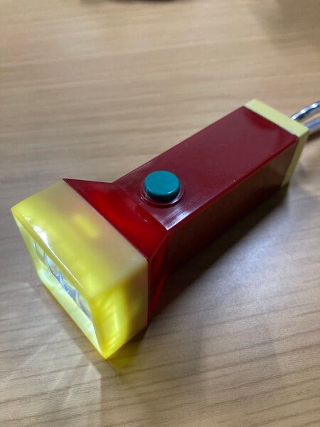 ドラえもんカラビナ付LEDビッグライト中古 開封・点灯確認済みガチャの方ではないのでサイズも一回り大きく実際点灯します!