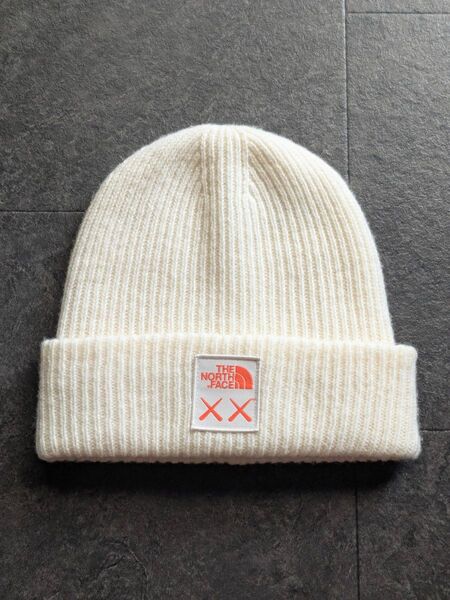 ■入手困難品 大人気 ノースフェイス カウズ ビーニー ユニセックス ワンサイズ アイボリー系 NF0AWMI 限定 コラボ 古着