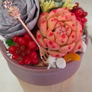 多肉植物と王冠ピックのフェイクグリーン
