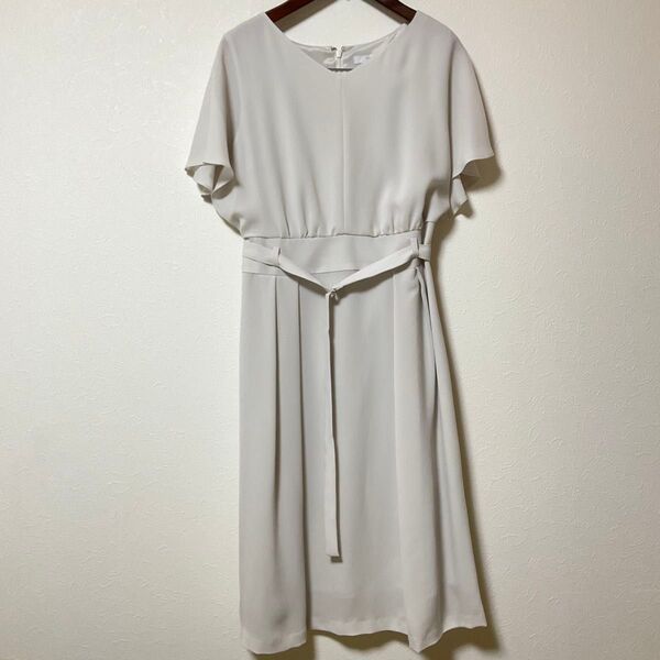 【UNTITLED】ワンピース 3 半袖 ひざ丈 日本製 グレージュ ホワイト系 Vネック