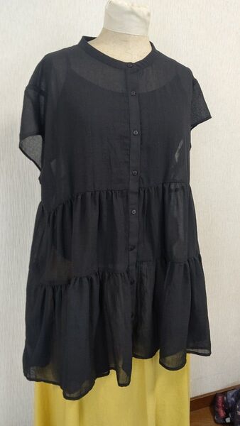 黒の透け感 可愛い袖と3段ギャザー切り替えチュニックブラウス 前ボタン 紫外線対策