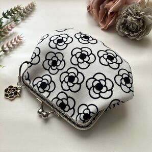 大人可愛い カメリア柄EM ペタンコ可愛い がま口ポーチ 白 カメリアチャーム付き がま口小銭入 がま口財布 カードケース