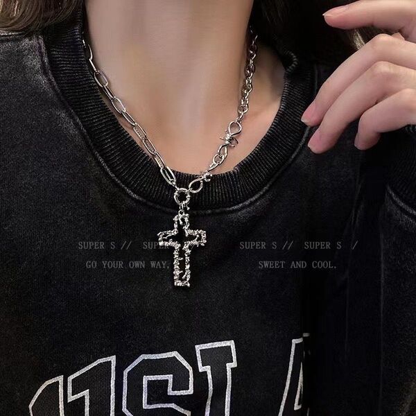 【希少入荷】 シルバー ネックレス クロス 有刺鉄線 黒 Y2K 地雷 十字架