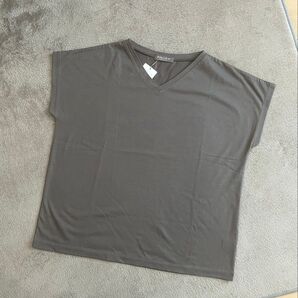 新品タグ付き ユナイテッドアローズ レディース半袖Tシャツ グレー フリーサイズ トップス 半袖VネックTシャツ 半袖Tシャツ