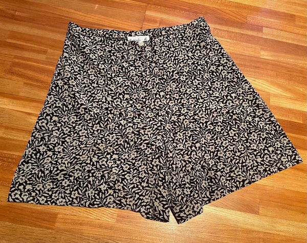 アニエス ベー agnes b. 花柄ショートパンツ キュロット サイズ38/M ブラック+ベージュの小花柄 美品 フランス製