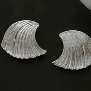 ほぼ新品 ピアス シルバー 定価約8000円