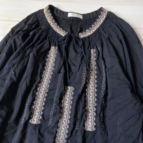 larmoire de luxe 刺繍エンブロイダリーブラウス ゆったり 長袖 黒 ラモワールドゥリュクス