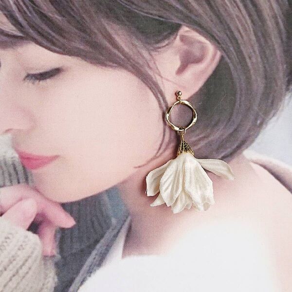ハンドメイド*上品で可愛い*白いお花のタッセルピアス**