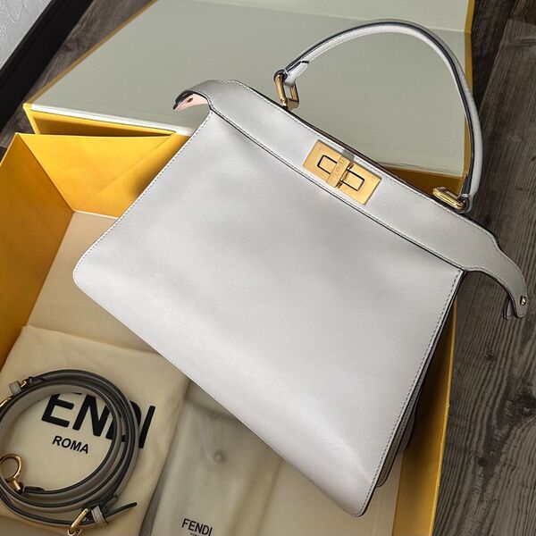 FENDI ピーカブー アイシーユー レギュラー ホワイト ショルダーバッグ