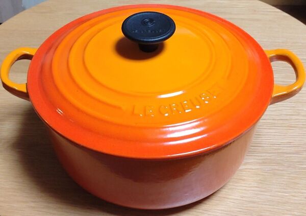 【新品未使用】ル・クルーゼ(Le Creuset) 鋳物 ホーロー 鍋 両手鍋 鉄鍋 オレンジ
