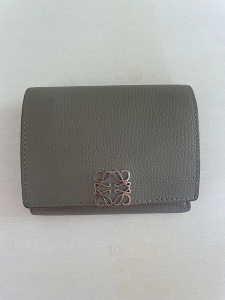 ロエベ アナグラム トライフォールド ウォレット(ペブルグレインカーフ)グレー 灰色 LOEWE 折り財布