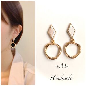 菱形ピンクベージュ×ゴールドリング ピアス
