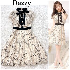 美品 デイジーストア dazzzy ネックリボンフラワー総レースフリルA ラインミニドレス L