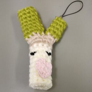 白ねぎストラップ(M)マスコット編み物ハンドメイド あみぐるみ ハンドメイド雑貨 キーホルダーかぎ針 長ねぎハートモチーフ付き