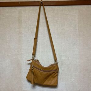 キャメル色タッセル付きショルダーバッグ