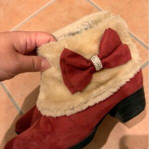 赤にストーンデカリボンがファーふわふわオシャレで可愛いショートブーツ22センチ
