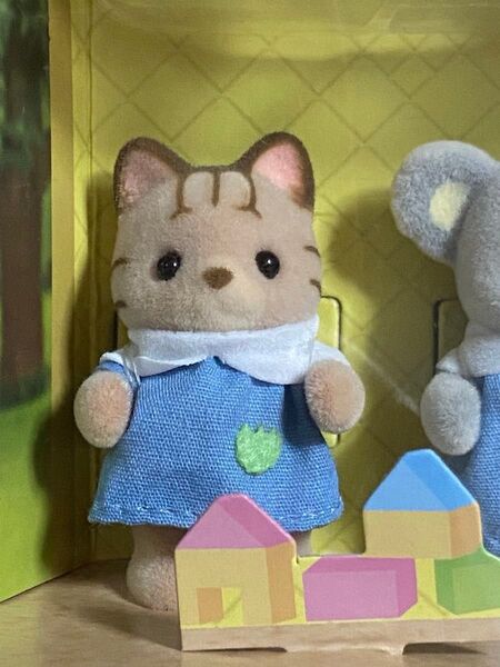【新品】①シルバニアファミリー 森のたのしいようちえん おともだちいっぱいセット シマネコの赤ちゃん ピンクのカバン付き!