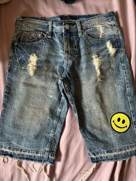 ダメージ加工デニムハーフパンツ スマイリーワッペン付き