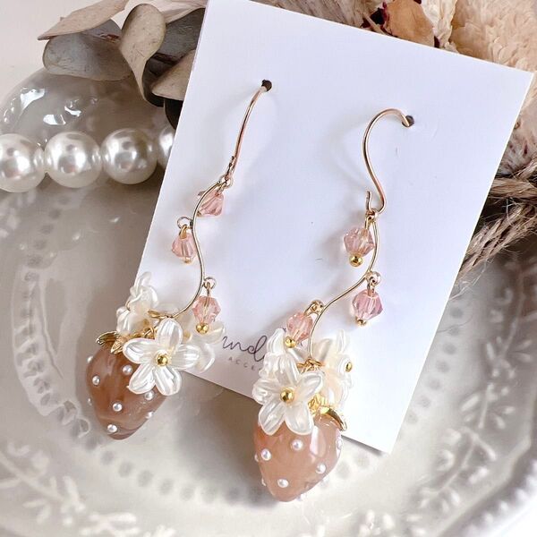 No.1175 ハンドメイド 苺 お花 揺れる ピアス イヤリング