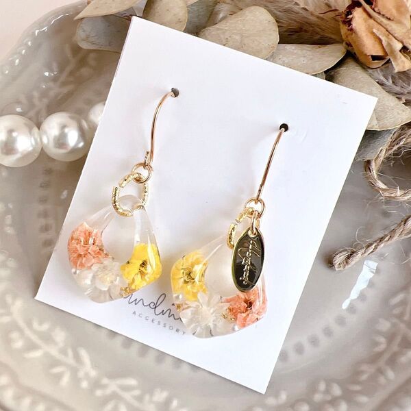 No.1184 ハンドメイド スターフラワー かすみ草 イエロー レジン ピアス イヤリング