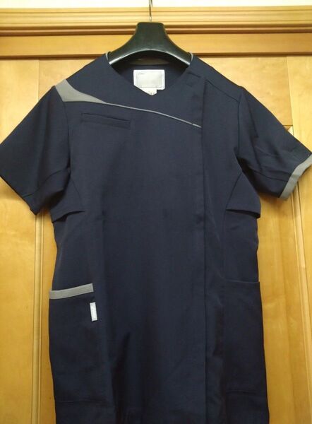 最終値・アシックス・スクラブレディースМサイズ・ネイビーカラー。中古・目立つ汚れ無し。クリーニング済み。左袖にネーム剥がし跡あり。