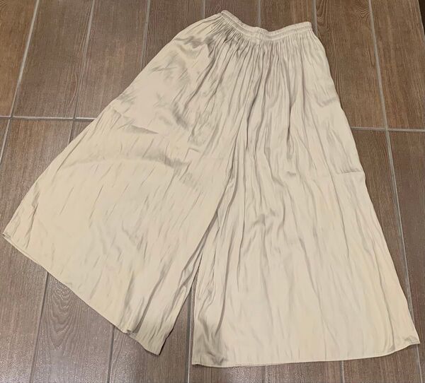 【本日限定価格】【両側ポケット付き】UNIQLO ユニクロ ガウチョ パンツ ワイド ベージュ プリーツ 無地 シンプル Sサイズ