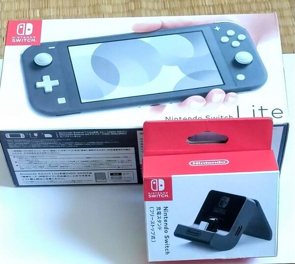 【Nintendo Switch Lite グレー 本体(64GBメモリー付き)】と【充電スタンド】と【純正プロコントローラー】