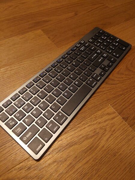 【早い物勝ち!】美品 薄型充電式ワイヤレスキーボード テンキー付き