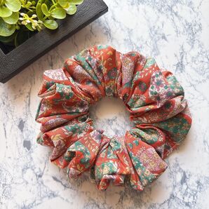 新商品 ハンドメイド シュシュ ヘアゴム ヒダ多め ペーズリー柄 エスニック オレンジ系