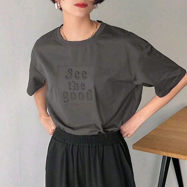 チャコール 半袖Tシャツ L ロゴ入りトップス エンボス加工 ダークグレー L