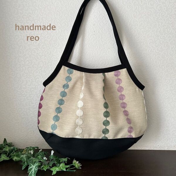 ★丸くて可愛いコロングラニーバック 刺繍ショルダーバッグ 軽いタック入りバッグ★