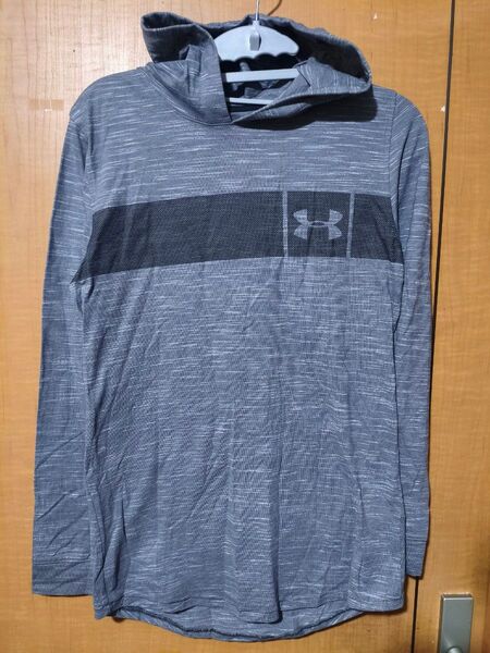 新品 UNDER ARMOUR 薄地パーカー SM グレー 長袖フード ロンT トレーニング Tシャツ アンダーアーマー