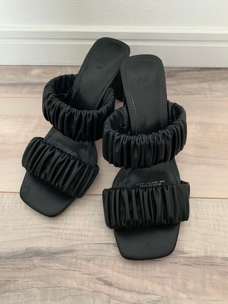 H&M ラッフルデザイン ギャザーサンダル ミュール 黒 23cm