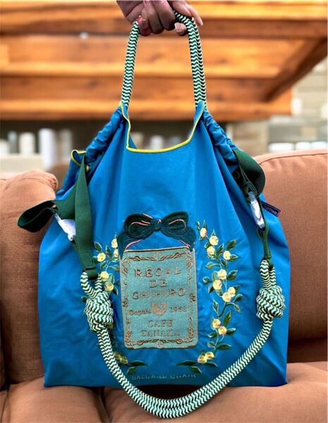 緑ストラップ付き リボンとフラワー お花 ヨーロッパカフェ 刺繍 エコバッグ ブルー Msize