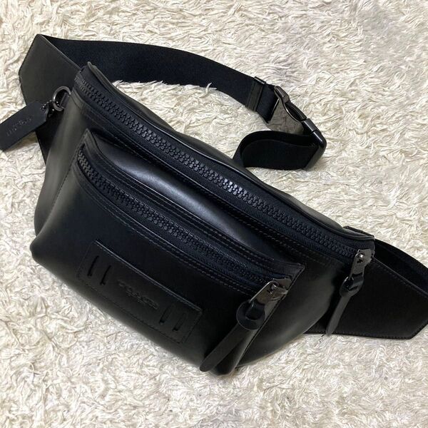 【極美品】COACH コーチ ボディバッグ レザー ブラック ロゴ型押し ショルダーバッグ チャーム ウエストバッグ メンズ