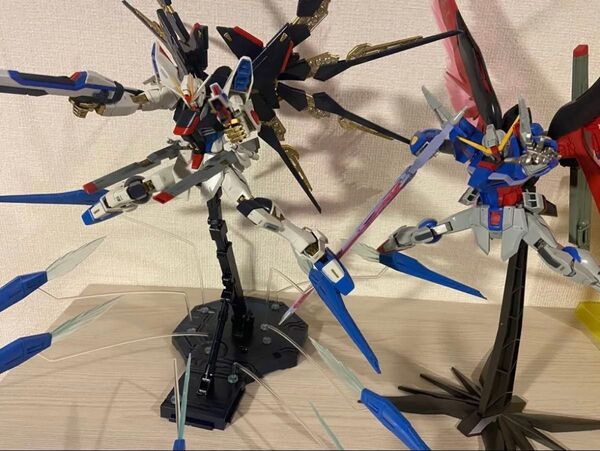 【組立済み】MG ストライクフリーダム + MG デスティニーガンダム